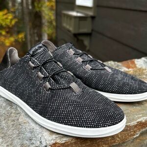 OluKai Women’s Hale'iwa Li Ha'a Sneakers Black and White Size 8